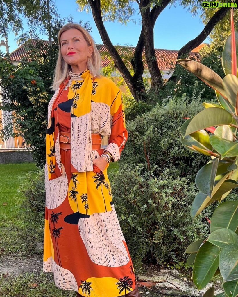Isabel Angelino Instagram - Bom dia ! Começamos a semana com as cores quentes da savana africana neste padrão do vestido da @mhelmoda 🤎