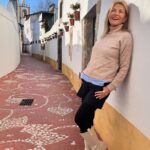 Isabel Angelino Instagram - Bom dia ! Boa semana ! Segundou numa das ruas mais bonitas de Portugal , em Nisa.🌞 Nisa, Portugal
