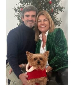 Isabel Angelino Instagram - Natal é Amor ❤️ Boas Festas 🎄 @manuelgiao #surymydog