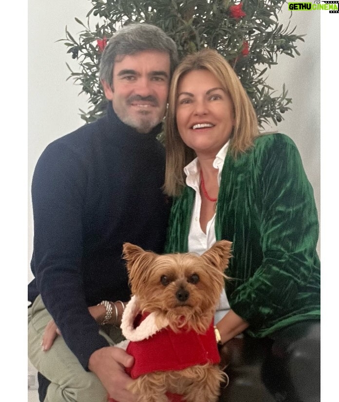 Isabel Angelino Instagram - Natal é Amor ❤️ Boas Festas 🎄 @manuelgiao #surymydog