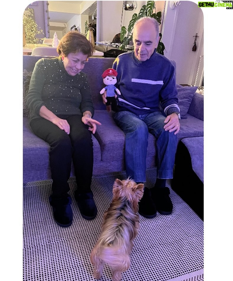 Isabel Angelino Instagram - Dia de brincadeira com os avós 😍 Natal è família 💚🎄