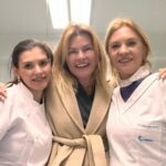 Isabel Angelino Instagram - Antes de terminar o ano visitei a minha médica dentista a querida @esmeraldamartinsdra e a sua assistente Carmo no Centro Médico Girassol . Duas excelentes profissionais que cuidam do meu sorriso há 15 anos, que me tiraram o medo das idas ao dentista e se tornaram também em minhas amigas . Não descurem a vossa saúde oral , muito importante para a saúde em geral . Alfragide, Lisboa, Portugal