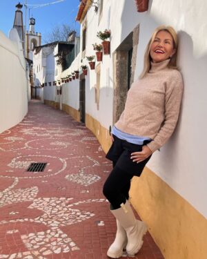 Isabel Angelino Instagram - Bom dia ! Boa semana ! Segundou numa das ruas mais bonitas de Portugal , em Nisa.🌞