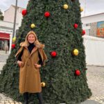 Isabel Angelino Instagram - Já cheira a Natal na minha cidade Reguengos de Monsaraz 🎄💚 capote @lojadoarmando_