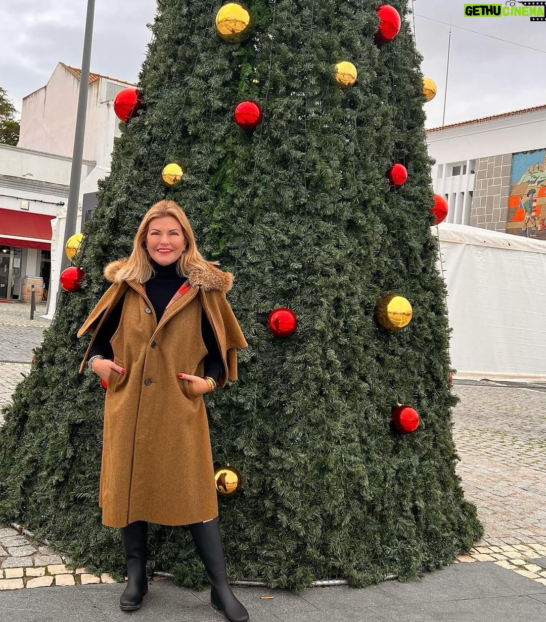 Isabel Angelino Instagram - Jรก cheira a Natal na minha cidade Reguengos de Monsaraz ๐๐ capote @lojadoarmando_
