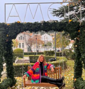 Isabel Angelino Instagram - A Magia do Natal está em Leiria ❤️💚🎄 . . . Casaco @turkanaturkana Leiria Natal