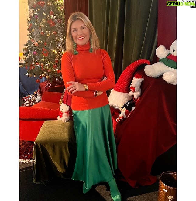 Isabel Angelino Instagram - Christmas colors 🎄❤️ . Saia @boho.chic.trendy_ Casa do Artista