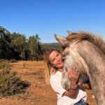 Isabel Angelino Instagram - A @amorempatiaong um santuário animal de proteção e reabilitação que resgata animais vítimas de maus-tratos , que são entregues porque os donos já não podem cuidar deles ou ainda na eminência de serem abatidos . Eu já visitei em trabalho este espaço que se percebe está repleto de amor por animais . Mas esta ONG precisa de ajuda para alimentar todos estes animais que assim conseguem ter a dignidade que lhes è merecida , alguns já nos últimos anos de vida . Se arrastarem o carrossel de fotos vão conseguir encontrar os números para onde poderão contribuir nem que seja com 1€ . 🙏
