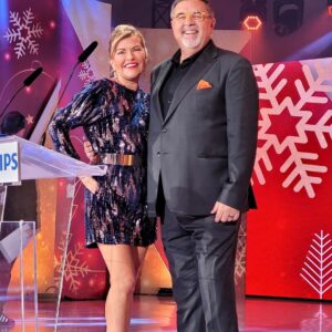 Isabel Angelino Instagram - Natal dos Hospitais 💙  65 anos a espalhar a magia do Natal por  todos . 🙏 A tradição voltou a cumprir-se !🎄 @rtppt é
.
. Playsuit @turkanaturkana
. brincos @swarovski_amoreiras_shopping