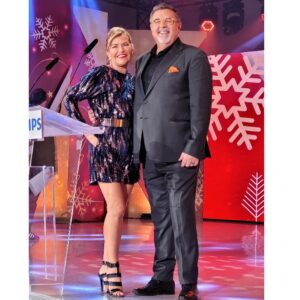 Isabel Angelino Instagram - Natal dos Hospitais 💙  65 anos a espalhar a magia do Natal por  todos . 🙏 A tradição voltou a cumprir-se !🎄 @rtppt é
.
. Playsuit @turkanaturkana
. brincos @swarovski_amoreiras_shopping