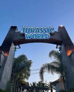 Isabella Sermon Instagram - Thanks so much @universalpictures and @unistudios for a brilliant visit to the studios 💗

Also thanks to our amazing guide Zan 👍