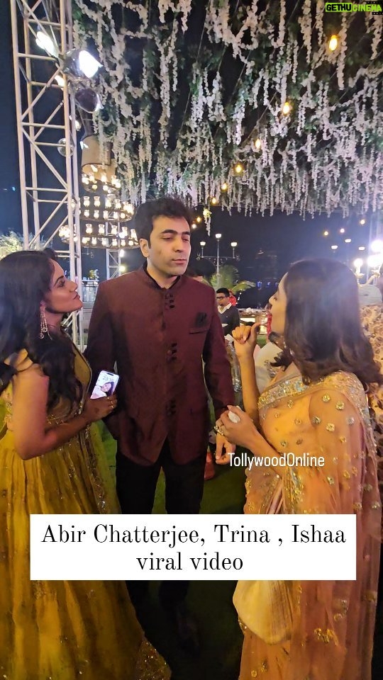 Ishaa Saha Instagram - #AbirChatterjee , #TrinaSaha , #IshaaSaha viral video at #SauravDarshana #wedding #DSav 😀😀😀...Wait for the end for @ishaasaha_official dialogue 😄