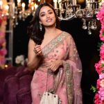 Ishaa Saha Instagram - বিয়েবাড়ি scenes....!! . . . 📸 @twc2014india @bipradip_chakraborty @siladitya_dutta 💅🏻 @kunal_makeup_artist @style_by_madhab @rangoliindia loved your gift!! ❤️