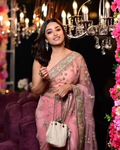 Ishaa Saha Instagram - বিয়েবাড়ি scenes....!! . . . 📸 @twc2014india @bipradip_chakraborty @siladitya_dutta 💅🏻 @kunal_makeup_artist @style_by_madhab @rangoliindia loved your gift!! ❤️