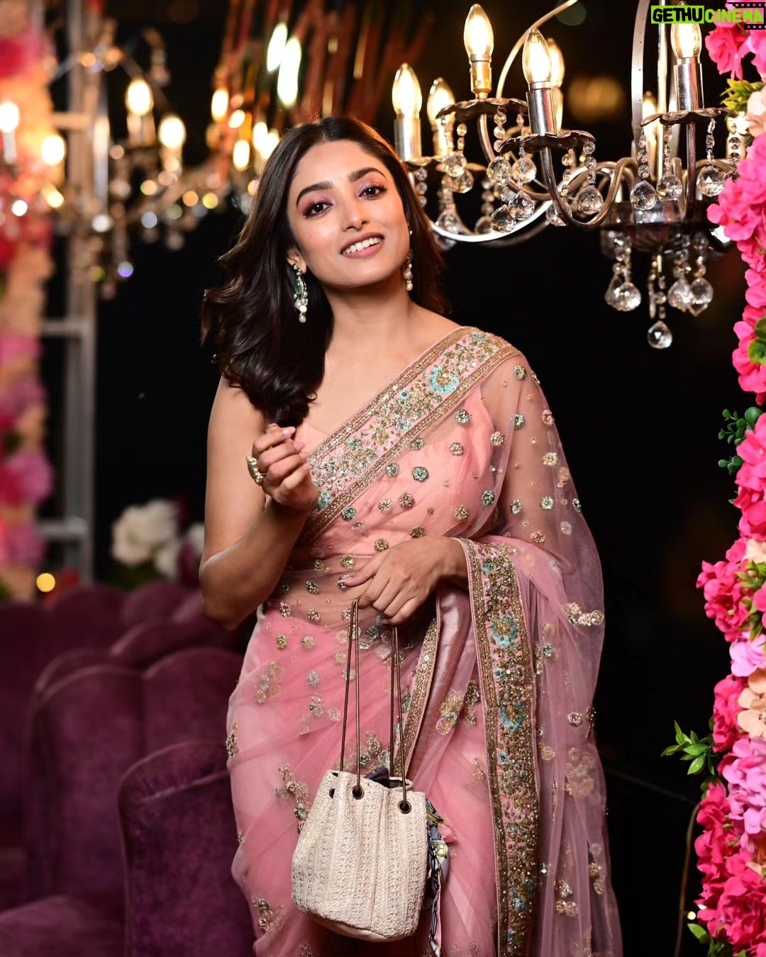 Ishaa Saha - 40.3K Likes - বিয়েবাড়ি scenes....!!
.
.
.
📸 @twc2014india @bipradip_chakraborty @siladitya_dutta
💅🏻 @kunal_makeup_artist @style_by_madhab
@rangoliindia loved your gift!! ❤️