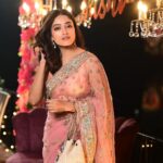 Ishaa Saha Instagram - বিয়েবাড়ি scenes....!! . . . 📸 @twc2014india @bipradip_chakraborty @siladitya_dutta 💅🏻 @kunal_makeup_artist @style_by_madhab @rangoliindia loved your gift!! ❤️