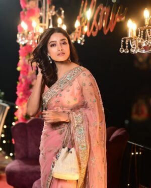Ishaa Saha Instagram - বিয়েবাড়ি scenes....!! 

.
.
.
📸 @twc2014india @bipradip_chakraborty @siladitya_dutta 
💅🏻 @kunal_makeup_artist @style_by_madhab 

@rangoliindia loved your gift!! ❤️