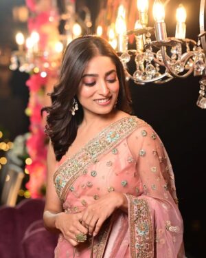 Ishaa Saha Instagram - বিয়েবাড়ি scenes....!! 

.
.
.
📸 @twc2014india @bipradip_chakraborty @siladitya_dutta 
💅🏻 @kunal_makeup_artist @style_by_madhab 

@rangoliindia loved your gift!! ❤️