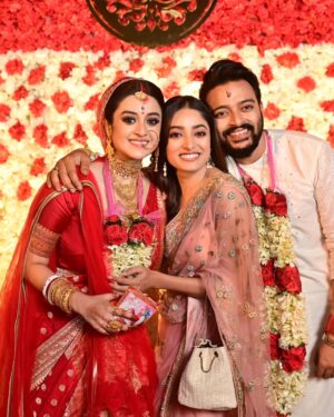 Ishaa Saha Instagram - বিয়েবাড়ি scenes....!! 

.
.
.
📸 @twc2014india @bipradip_chakraborty @siladitya_dutta 
💅🏻 @kunal_makeup_artist @style_by_madhab 

@rangoliindia loved your gift!! ❤️