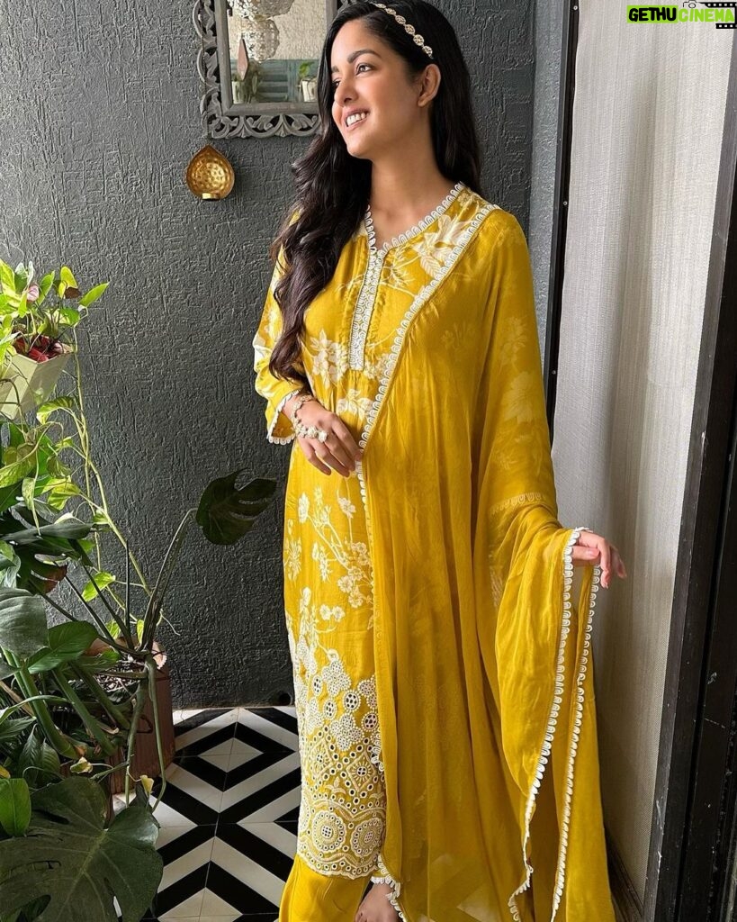 Ishita Dutta Instagram - 💛 Outfit @maheejaipur PR @dinky_nirh Jewellery @kushalsfashionjewellery