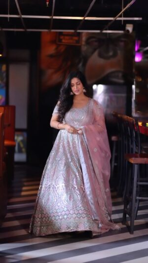 Ishita Dutta Instagram - 💕

@yash_bhatwal_photography
@weddings_by_sanjay
@truetrammtrunk @puneetgidwani
@makeoverbysejalthakkar
@bonnysnx
@vblitzcommunications