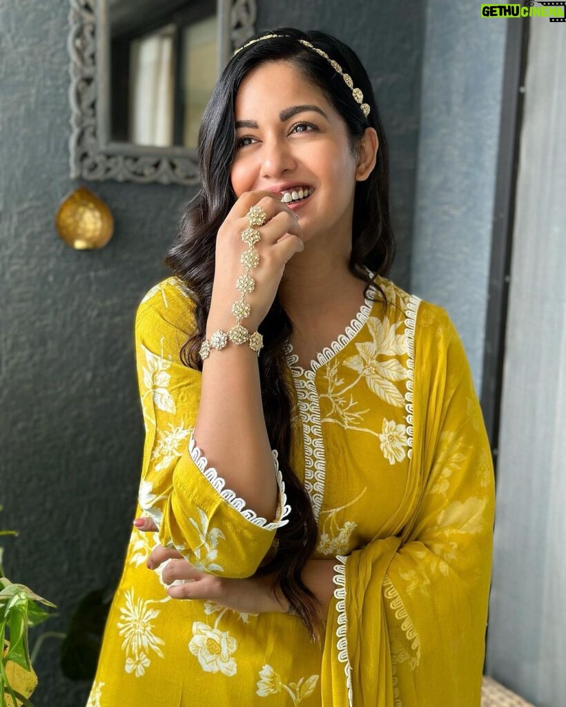Ishita Dutta Instagram - 💛 Outfit @maheejaipur PR @dinky_nirh Jewellery @kushalsfashionjewellery
