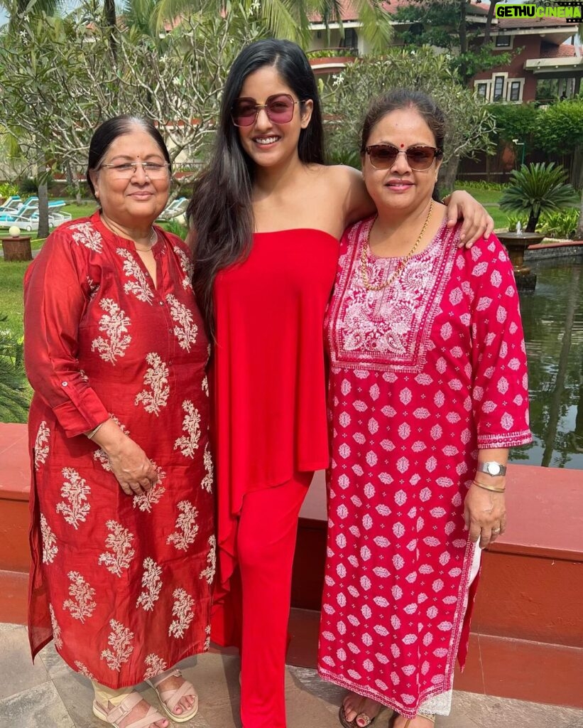 Ishita Dutta Instagram - Merry Christmas from us to you 🎄🎅❄️ 🧿🧿🧿