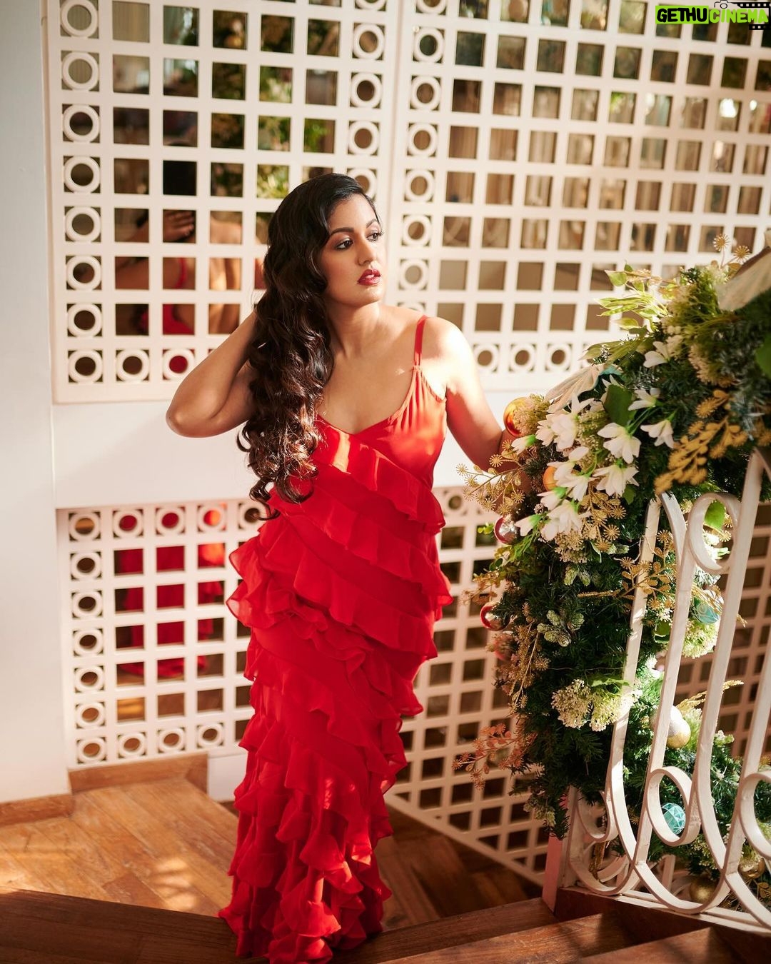 Ishita Dutta Instagram - Christmas vibes ❤️ Styling & Concept: @styleitupbyaashna Shot by: @mirajverma_photography Outfit: @creativefashion_by_himani Jewellery: @nishka.closet_ Hair & Makeup by: @makeoverbysejalthakkar @celebsmakeupbysejal Location: @blabberallday #christmas #red #ishitadutta #styleitupbyaashna #santa