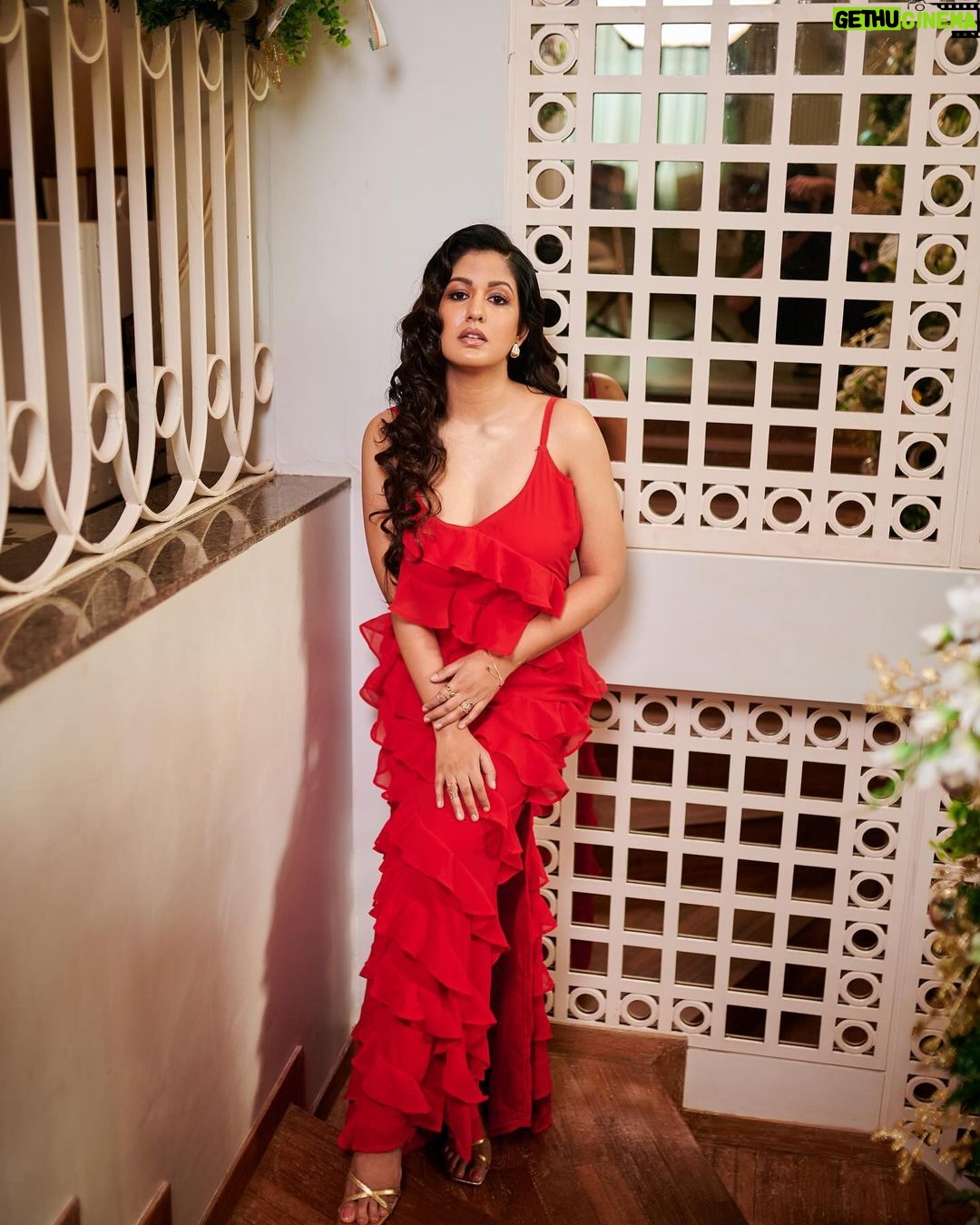 Ishita Dutta Instagram - Christmas vibes ❤️ Styling & Concept: @styleitupbyaashna Shot by: @mirajverma_photography Outfit: @creativefashion_by_himani Jewellery: @nishka.closet_ Hair & Makeup by: @makeoverbysejalthakkar @celebsmakeupbysejal Location: @blabberallday #christmas #red #ishitadutta #styleitupbyaashna #santa