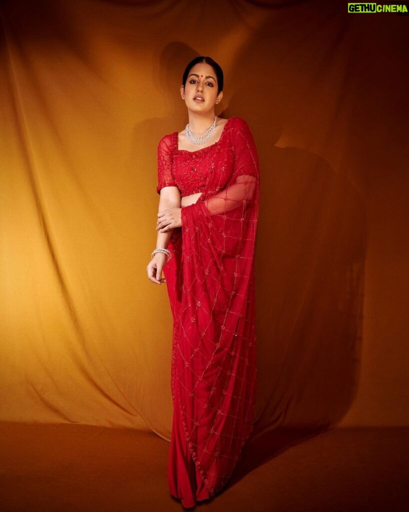 Ishita Dutta Instagram - Looking at you looking at me ❤ Stylist @styledbynikinagda Wearing @quenchathirst PR @deenetworkco Jewellery @rubans.in @ashish_ojha_photography