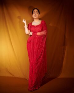 Ishita Dutta Instagram - Looking at you looking at me ❤️ Stylist @styledbynikinagda Wearing @quenchathirst PR @deenetworkco Jewellery @rubans.in @ashish_ojha_photography
