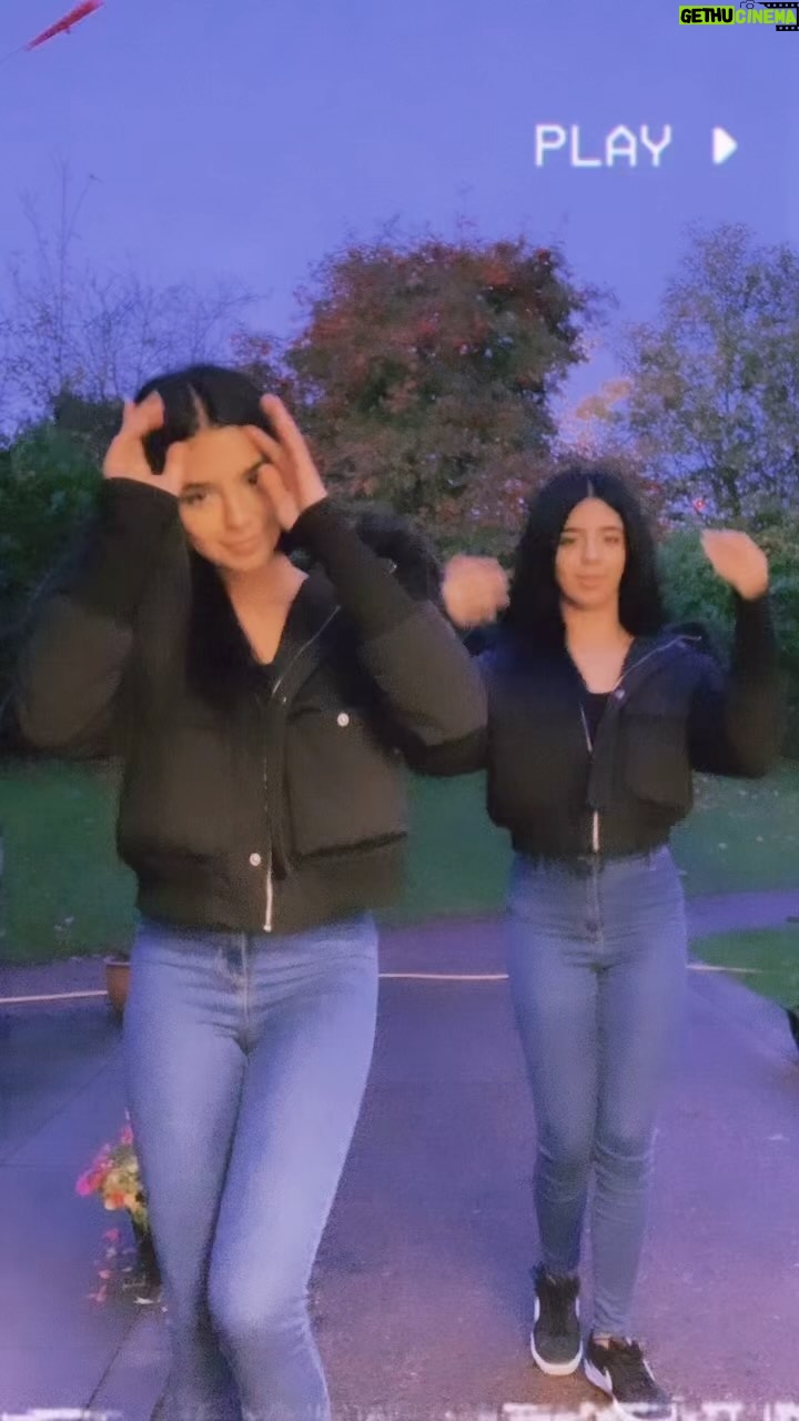 Ishveen Gulati Instagram - Sharara Sharara🙈🤍#teamvleenam #mirrortwins