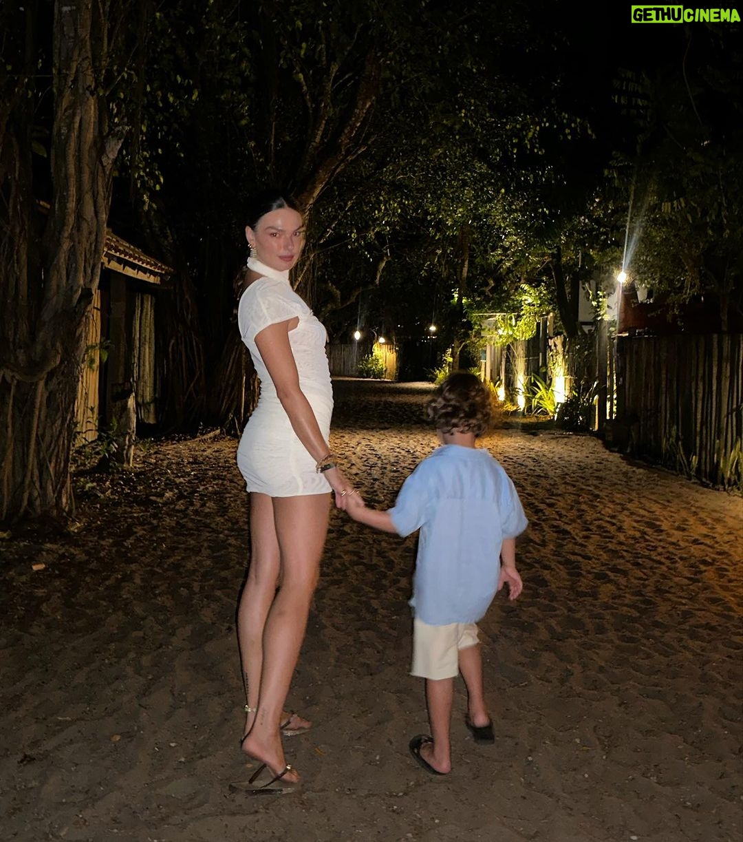 Isis Valverde Instagram - 20-24 Que seja potente, que me ensine e me traga clareza! Obrigada 2023 por me trazer provações inimagináveis e me mostrar a força que existe dentro de mim e como sonhar é libertador!!! Porque acredite, quem sonha sempre alcança! VEM COM TUDO 2024 Tô aqui esperando VOCÊ!!!