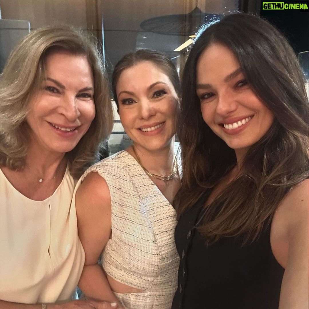 Isis Valverde Instagram - Natal feliz ♥️💫