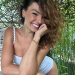 Isis Valverde Instagram – Deixe a coleção DUSK te contagiar! Textura, modelagem e detalhes incríveis. Peças que traduzem tudo que a gente espera para o novo ano: boas energias e dias de sol 🌅✨🧡
#publi