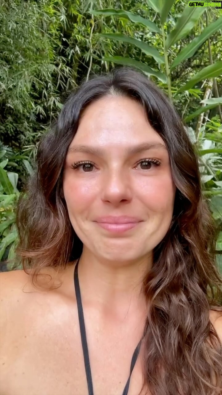 Isis Valverde Instagram - O parto é um momento muito importante e - quando temos escolha - é necessário informações confiáveis e de qualidade pra escolher. Faz um tempo que queria falar sobre isso com vocês. Esse é um vídeo importante não só pra mim, trazendo o meu relato, mas espero que possa ajudar muitas pessoas. Se você já passou pelo momento do parto, quero te convidar a compartilhar também como foi a escolha desse momento. Aqui não é um lugar para julgamentos, mas para levantar esse debate e trazer relatos que podem ajudar tantas futuras mamães a passarem por esse momento tão lindo, delicado e potente. #PartoSeguroBebeSaudavel #Gravidez #Gestação