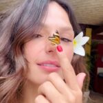 Isis Valverde Instagram - “Quem me compra um jardim com flores? Borboletas de muitas cores, lavadeiras e passarinhos, ovos verdes e azuis nos ninhos?”
