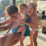 Isis Valverde Instagram – Que a pureza das crianças, o amor gigante, a risada que transborda, invada nossos corações não só hoje, mas todos os dias. 

Que alegria é ter criança por perto, viver esse amor tão genuíno. Me dói pensar que tantas outras sofrem nesse momento, em meio a tantas guerras e maldades no mundo.

Vamos proteger nossas crianças e dar todo amor e suporte possível. 

Feliz dia das crianças! ♥️