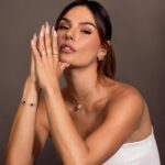 Isis Valverde Instagram – Apaixonada pela nova coleção VLOVE da @vivaraonline. Meu mix está perfeito com ouro rosé e prata, muuuitos anéis, do jeito que eu gosto. A logomania aparece em cada detalhe dessas joias e está maravilhoooso! 

#vlove #Vivara #publi