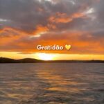 Isis Valverde Instagram - A vida acontece enquanto a gente se prepara para ela. Não estar pronto faz parte, nunca estamos, mas no fim, é sobre isso! O certo é o que é! Amor, evolução, aprendizado e muita, muita resiliência! Um lindo natal para todos vcs, que agora somos 28M! União, alegria e muita saúde! ♥️🎄💫