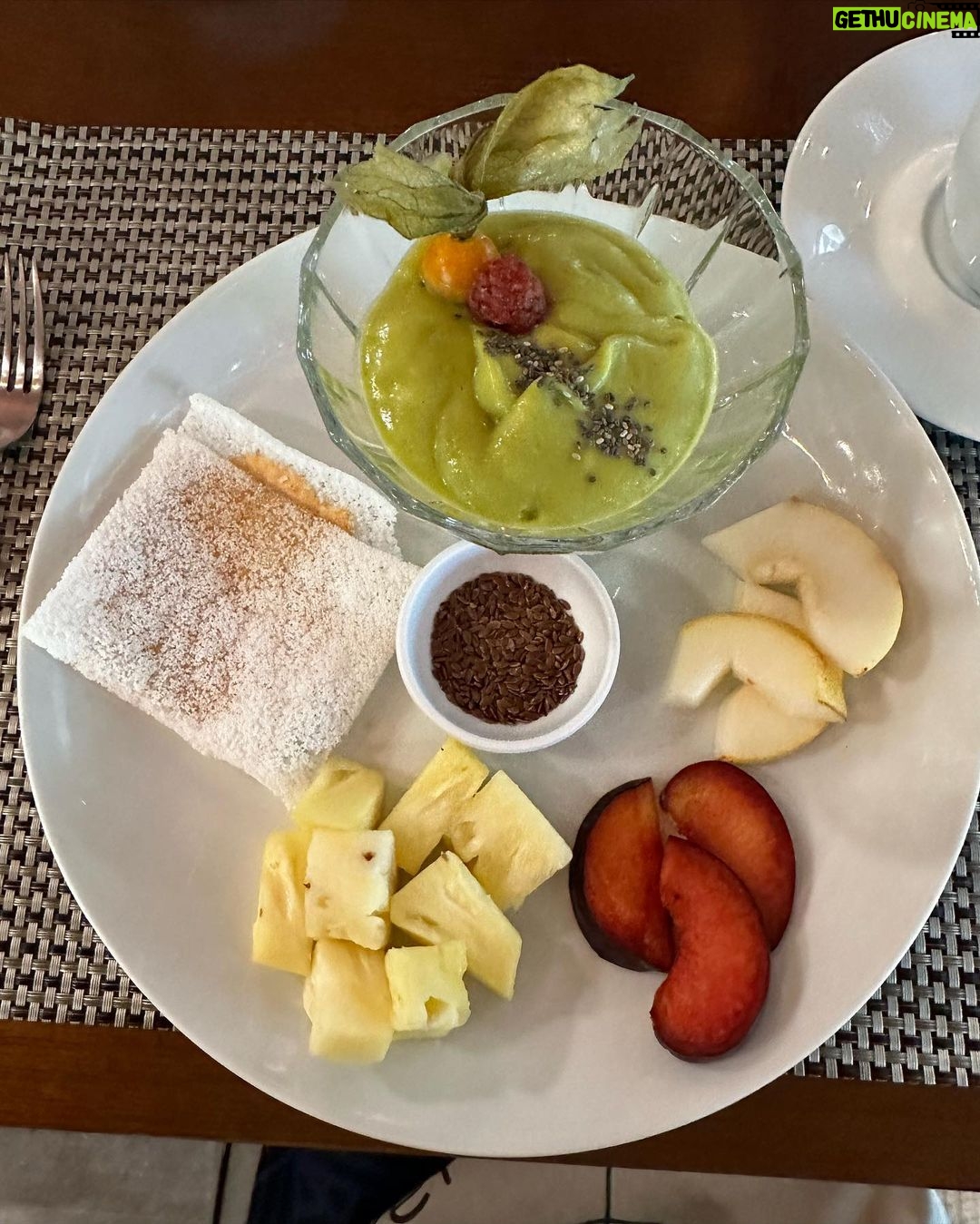 Isis Valverde Instagram - Após meses de trabalho e muita dedicação, agora tempo de pausa!🙏🏼 Costumo dizer que a pausa é tão necessária quanto se colocar em movimento, as vezes até mais importante, porque te reorganiza e com certeza você voltará melhor. Respeite a pausa, se acolha! #seacolha #pausa #menteecorpo #conectando #chillvibes #nature @orituaali ❤️