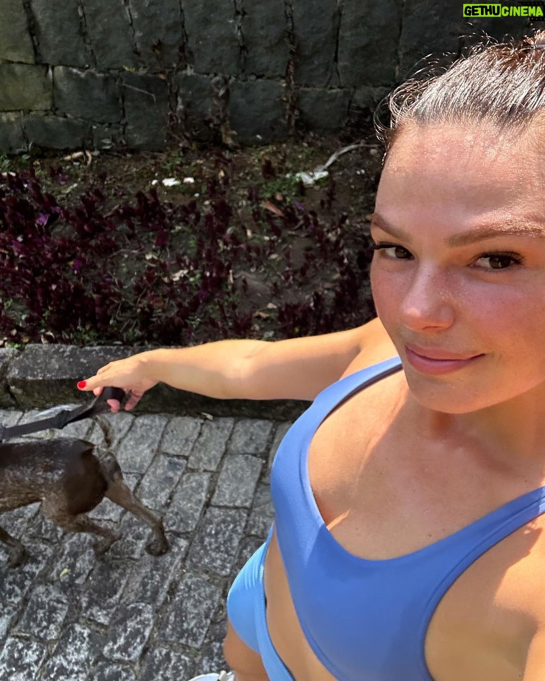 Isis Valverde Instagram - Após meses de trabalho e muita dedicação, agora tempo de pausa!🙏🏼 Costumo dizer que a pausa é tão necessária quanto se colocar em movimento, as vezes até mais importante, porque te reorganiza e com certeza você voltará melhor. Respeite a pausa, se acolha! #seacolha #pausa #menteecorpo #conectando #chillvibes #nature @orituaali ❤️