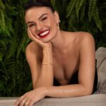 Isis Valverde Instagram – Não tem nem o que dizer! Mais um lançamento da @vivaraonline que eu ameeei! 

Essa #ColeçãoChainsColor, com as pedras naturais agora, ficou bem linda, né? Vocês gostam quando eu coloco vários brincos e anéis assim, misturando ouro e prata? 

Já é uma ótima ideia de presente, hein!! 

#LançamentosVivara #Vivara