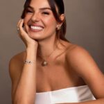 Isis Valverde Instagram – Apaixonada pela nova coleção VLOVE da @vivaraonline. Meu mix está perfeito com ouro rosé e prata, muuuitos anéis, do jeito que eu gosto. A logomania aparece em cada detalhe dessas joias e está maravilhoooso! 

#vlove #Vivara #publi