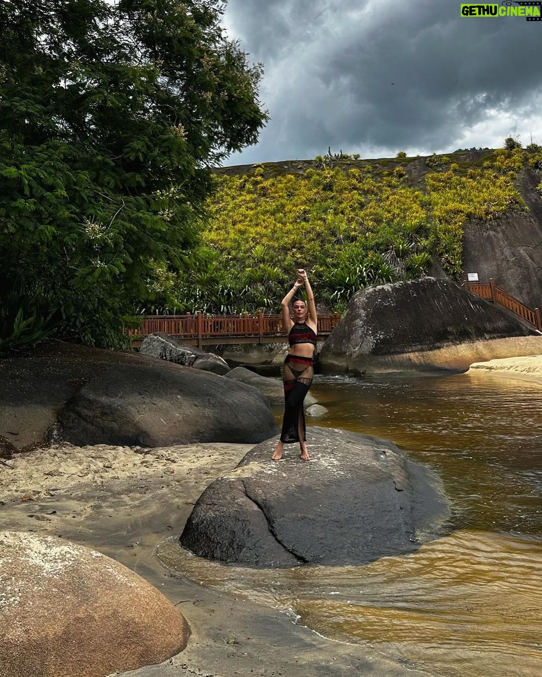 Isis Valverde Instagram - “Ela Mas que haverá com a Lua, que sempre que a gente a olha, é com um novo espanto?”