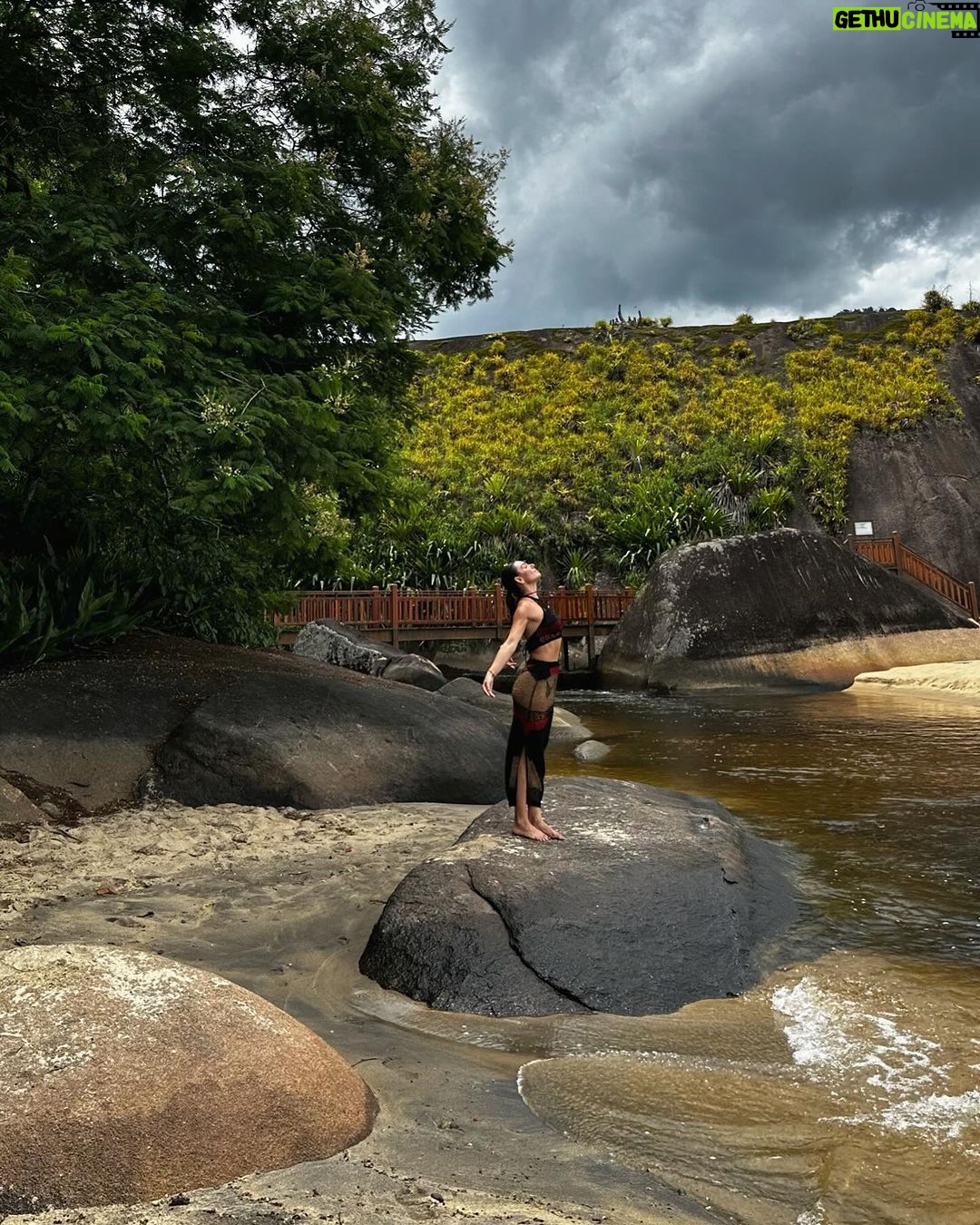 Isis Valverde Instagram - “Ela Mas que haverá com a Lua, que sempre que a gente a olha, é com um novo espanto?”