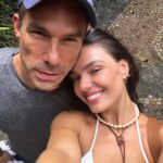 Isis Valverde Instagram - “Diz-se que, mesmo antes de um rio cair no oceano, ele treme de medo. Olha para trás, para toda a jornada, os cumes, as montanhas, o longo caminho sinuoso através das florestas, através dos povoados, e vê à sua frente um oceano tão vasto que entrar nele nada mais é do que desaparecer para sempre. Mas não há outra maneira. O rio não pode voltar. Ninguém pode voltar. Voltar é impossível na existência. Você pode apenas ir em frente. O rio precisa se arriscar e entrar no oceano. E somente quando ele entra no oceano é que o medo desaparece. Porque, apenas então, o rio saberá que não se trata de desaparecer no oceano. Mas tornar-se oceano. Por um lado é desaparecimento e por outro lado é renascimento.“ #Natureza #ClubMedLaReserve La Réserve, Club Med - Exclusive Colletion