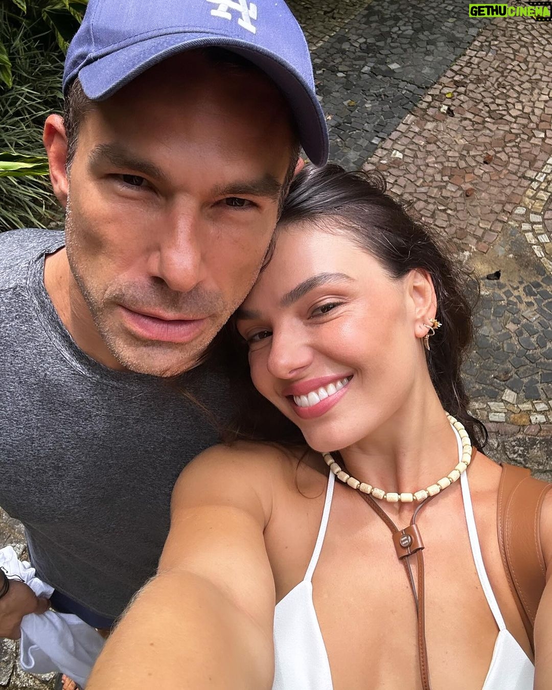 Isis Valverde Instagram - “Diz-se que, mesmo antes de um rio cair no oceano, ele treme de medo. Olha para trás, para toda a jornada, os cumes, as montanhas, o longo caminho sinuoso através das florestas, através dos povoados, e vê à sua frente um oceano tão vasto que entrar nele nada mais é do que desaparecer para sempre. Mas não há outra maneira. O rio não pode voltar. Ninguém pode voltar. Voltar é impossível na existência. Você pode apenas ir em frente. O rio precisa se arriscar e entrar no oceano. E somente quando ele entra no oceano é que o medo desaparece. Porque, apenas então, o rio saberá que não se trata de desaparecer no oceano. Mas tornar-se oceano. Por um lado é desaparecimento e por outro lado é renascimento.“ #Natureza #ClubMedLaReserve La Réserve, Club Med - Exclusive Colletion