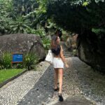 Isis Valverde Instagram – “Diz-se que, mesmo antes de um rio cair no oceano, 
ele treme de medo.

Olha para trás, para toda a jornada,
os cumes, as montanhas,
o longo caminho sinuoso
através das florestas,
através dos povoados,
e vê à sua frente um oceano tão vasto
que entrar nele nada mais é
do que desaparecer para sempre.

Mas não há outra maneira.
O rio não pode voltar.
Ninguém pode voltar.
Voltar é impossível na existência.
Você pode apenas ir em frente.
O rio precisa se arriscar e entrar no oceano.
E somente quando ele entra no oceano
é que o medo desaparece.

Porque, apenas então,
o rio saberá que não se trata
de desaparecer no oceano.
Mas tornar-se oceano.

Por um lado é desaparecimento
e por outro lado é renascimento.“

#Natureza #ClubMedLaReserve La Réserve, Club Med – Exclusive Colletion