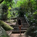Isis Valverde Instagram - “Diz-se que, mesmo antes de um rio cair no oceano, ele treme de medo. Olha para trás, para toda a jornada, os cumes, as montanhas, o longo caminho sinuoso através das florestas, através dos povoados, e vê à sua frente um oceano tão vasto que entrar nele nada mais é do que desaparecer para sempre. Mas não há outra maneira. O rio não pode voltar. Ninguém pode voltar. Voltar é impossível na existência. Você pode apenas ir em frente. O rio precisa se arriscar e entrar no oceano. E somente quando ele entra no oceano é que o medo desaparece. Porque, apenas então, o rio saberá que não se trata de desaparecer no oceano. Mas tornar-se oceano. Por um lado é desaparecimento e por outro lado é renascimento.“ #Natureza #ClubMedLaReserve La Réserve, Club Med - Exclusive Colletion
